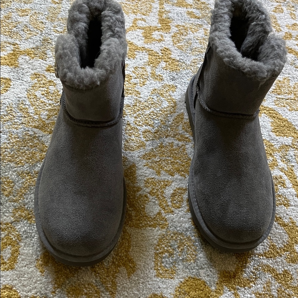 New UGG Mini Bailey button crystals boots size 9 - Picture 4 of 9